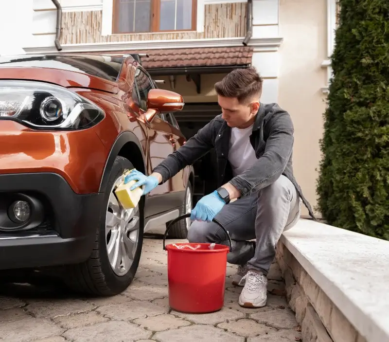 Lavage auto à domicile Lubine : professionnel intervenant sur un véhicule